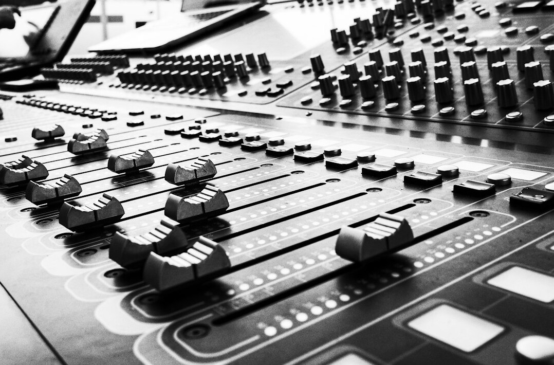sound mixing console